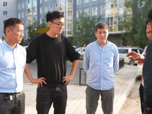 Евгений Григорьев проверил ход работ по благоустройству дворовых территорий в Якутске