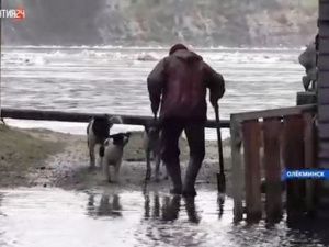 В Олёкминске прохудилась дамба, но чиновников это не заботит