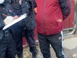 Житель Якутска разбил окно автомобиля и забрался в салон