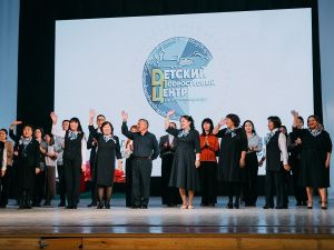 Евгений Григорьев поздравил работников дополнительного образования города Якутска