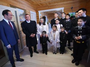 Глава Якутии побывал в гостях у многодетной семьи в Намском районе