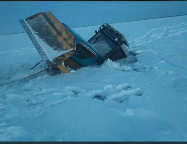 На переправе Покровск — Жемкон трактор провалился под лед