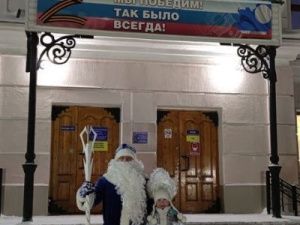 На вокзалах в Нижнем Бестяхе и Алдане Дед Мороз и Снегурочка поздравили пассажиров