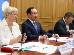 Айсен Николаев поручил продлить отопительный сезон в подтопленных населенных пунктах Якутии