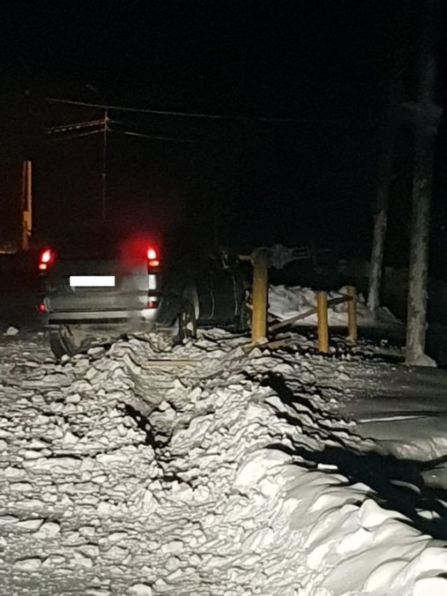 В Якутске работник автосервиса угнал автомобиль и врезался в ограждение