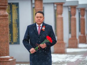 Руководство Якутской городской Думы возложило цветы к монументу «Воинам-победителям»