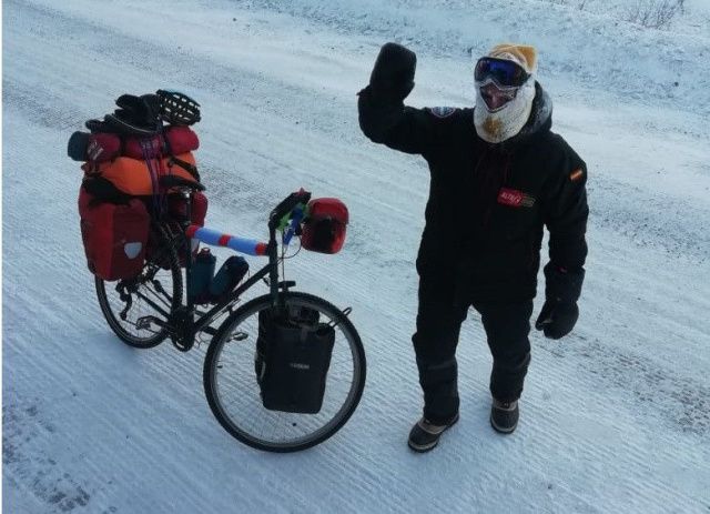 Испанец, который ехал в Магадан на велосипеде, отморозил себе руку