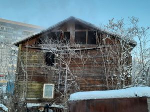 В Якутске произошел пожар в двухэтажном деревянном доме. Обнаружены тела двух человек