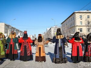 1700 человек прошлись в национальных костюмах по центру Якутска