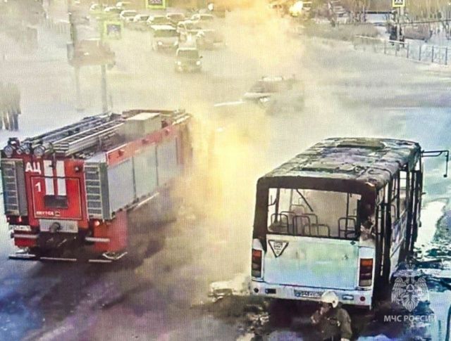 В Якутске сгорел маршрутный автобус №17