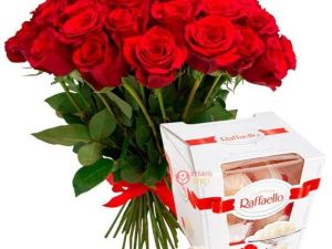 Влюбленный молодой автослесарь обманом похитил букет цветов и конфеты "Рафаэлло" в магазине