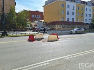 В центре Якутска на участке дороги образовался провал