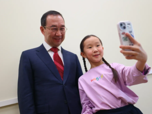 Айсен Николаев поддержал челлендж юного блогера Айыыны Кожуровой по популяризации якутского языка