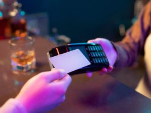 Житель Нерюнгри передал свою банковскую карту собутыльникам, а те не вернулись из магазина и кутили три дня