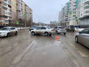 В Якутске пьяный водитель проехал на "красный" и устроил ДТП