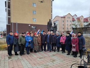 Праздник: В Хангаласском улусе к памятнику братьев Ксенофонтовых возложили цветы