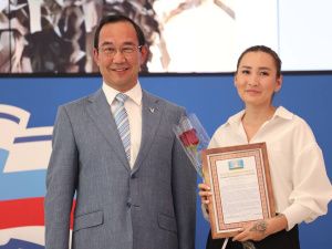 Айсен Николаев наградил волонтёров специальной военной операции