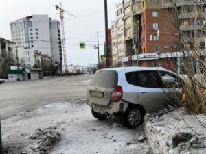 В центре Якутска иномарка вылетела на тротуар