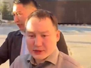 На кадры задержания у рестобара "Дуэты" попали и коллеги полицейского