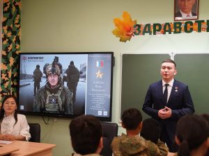 Герой России Игорь Юргин провел урок для школьников Якутска