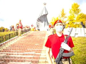 Айсен Николаев возложил цветы к памятнику воинам, погибшим в годы Великой Отечественной войны