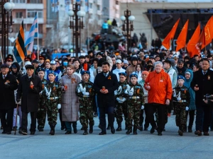 В патриотической акции «Свеча памяти» якутяне выложили из горящих свечей слово «ПОМНИМ» 