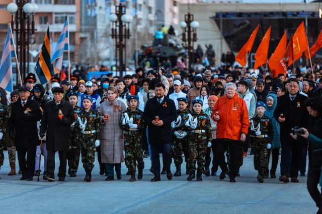 В патриотической акции «Свеча памяти» якутяне выложили из горящих свечей слово «ПОМНИМ» 