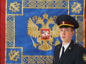 В УФСИН наградили сотрудников личной фотографией, снятой у развернутого Знамени уголовно-исполнительной системы