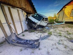 В Якутске водитель "Toyota Granvia" не справился с управлением и протаранил забор и фасад частного дома