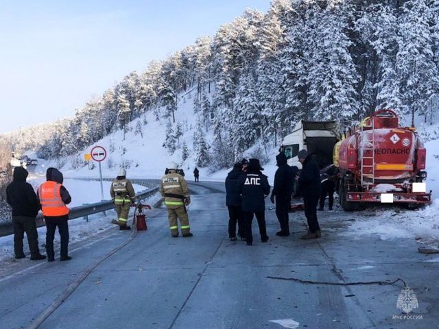 В Якутии столкнулись грузовой автомобиль и бензовоз: Произошла утечка нефтепродуктов