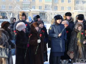 Якутяне возложили цветы к мемориальной плите «Город-герой Сталинград»