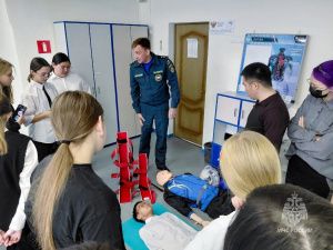 Спасатели Якутского ВГСО научили школьников Мирнинского района оказывать первую помощь