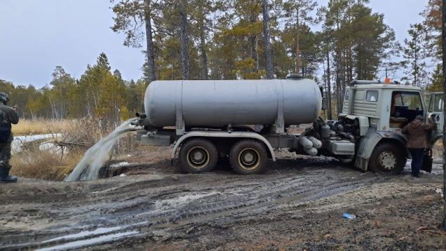 В лесу возле Якутска сливали сточную воду!