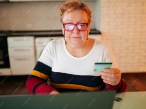 Прокурор Мирного через суд взыскал с дроппера 46 тысяч рублей в пользу пенсионерки