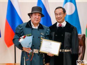 Айсен Николаев вручил стипендии олонхосутам, запевалам осуохая, кузнецам и народным мастерам Якутии
