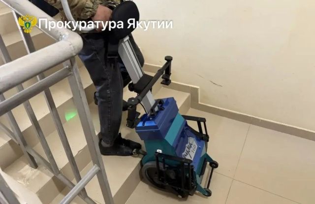 В Горном районе после вмешательства прокуратуры привели в порядок подъемник для матери участника СВО