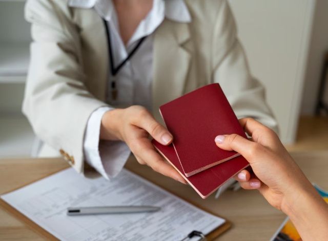 Жительница Ленского района предстала перед судом за проведение фиктивных экзаменов для мигрантов