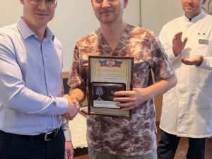 Министр здравоохранения ДНР вручил якутским врачам знаки отличия за заслуги перед республикой
