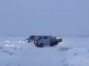 На закрытой ледовой переправе Хатассы-Павловск из-за торосов застряли десятки машин