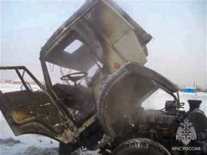 Грузовик загорелся в Якутске на Окружной дороге