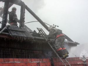 В Якутске пожарные не допустили переход огня на жилой дом