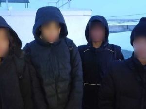 В Якутске спасатели эвакуировали застрявших на крыше подростков: Несовершеннолетние рассказали, что убегали от неизвестного