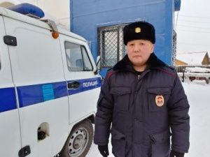 В полиции Якутска назвали имя участкового, передавшего найденные деньги владельцу