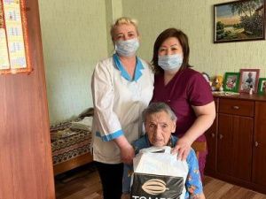 Медики Якутской городской больницы №3 поздравили ветеранов тыла