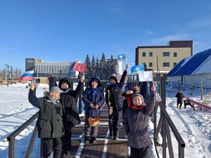 Фотофакт: в селе Намцы школьники провели акцию «Поздравляем работающих женщин»