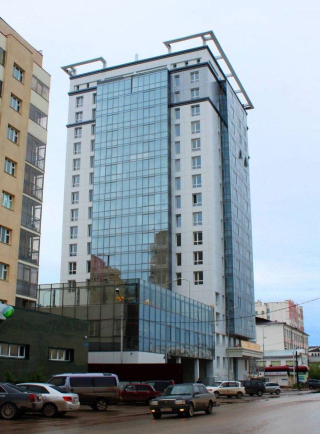 Следком: одна из девочек, упавших с высоты в Якутске, доставлена в больницу