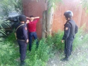 Житель Якутска стал жертвой грабителя в подъезде своего дома