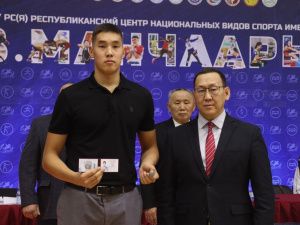 Одиннадцати мас-рестлерам Якутии вручили удостоверения и знаки мастеров спорта России