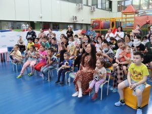 Сотрудники МВД Якутии провели социально-патриотическую акцию для детей, находящихся на длительном лечении в Национальном центре медицины