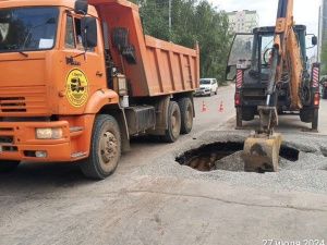 Работники АО «Якутдорстрой» устраняют провал на улице Дзержинского, 22